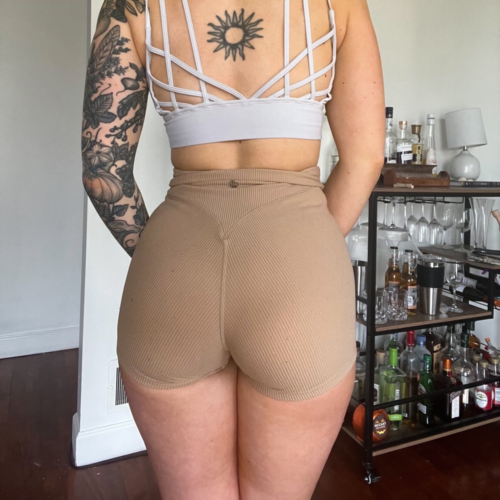 Buffbunny Collection Material Girl Ribbed Shorts in “Graham Cracker”, Size Small